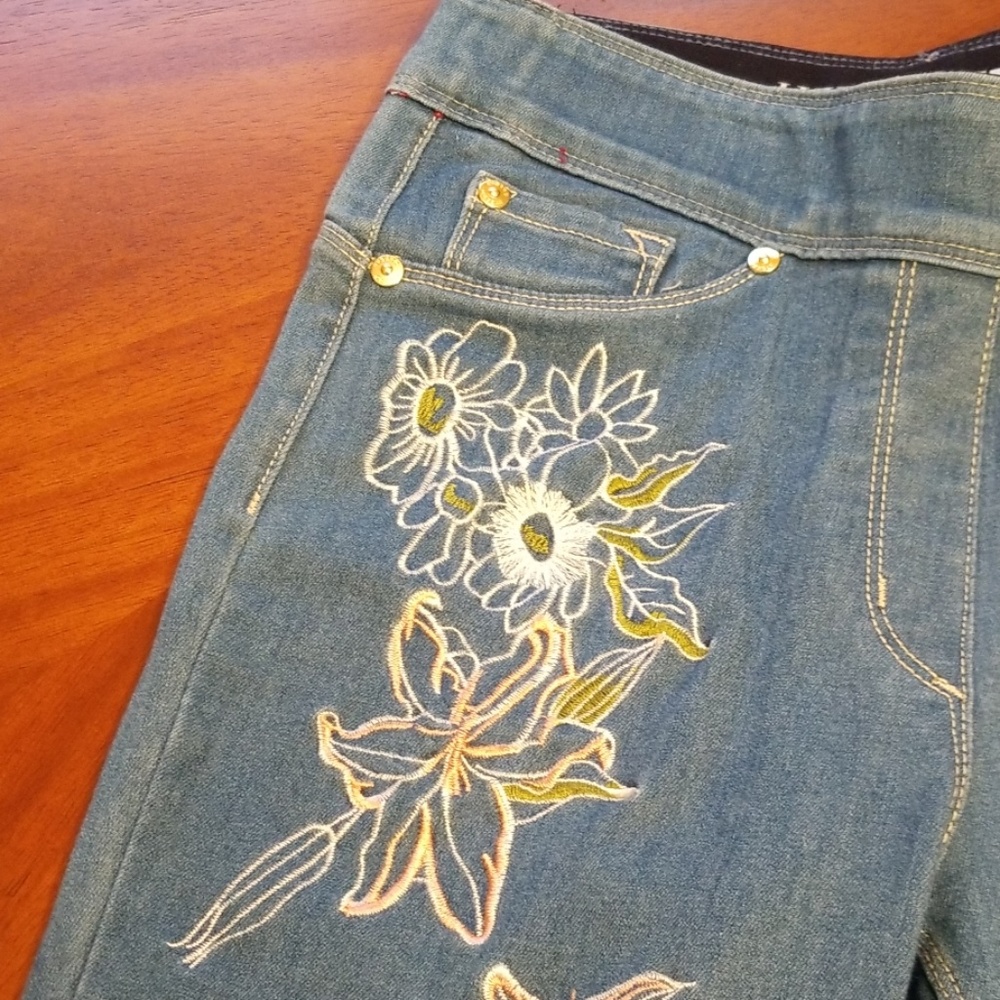 LUXE denim stretch capri embroidered flowers j bin - Picture 8 of 8